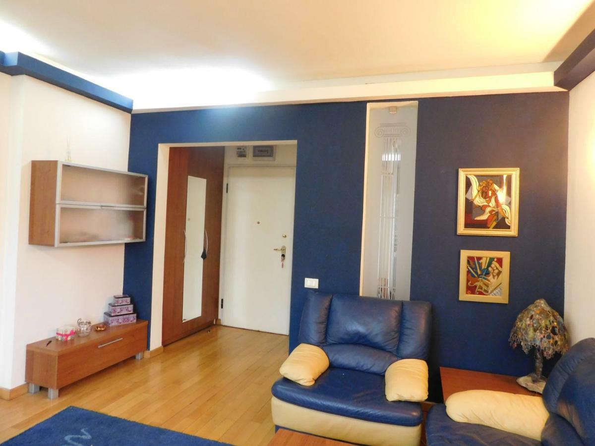 Nicole's Apartment Bucarest Esterno foto