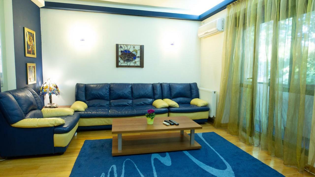 Nicole's Apartment Bucarest Esterno foto