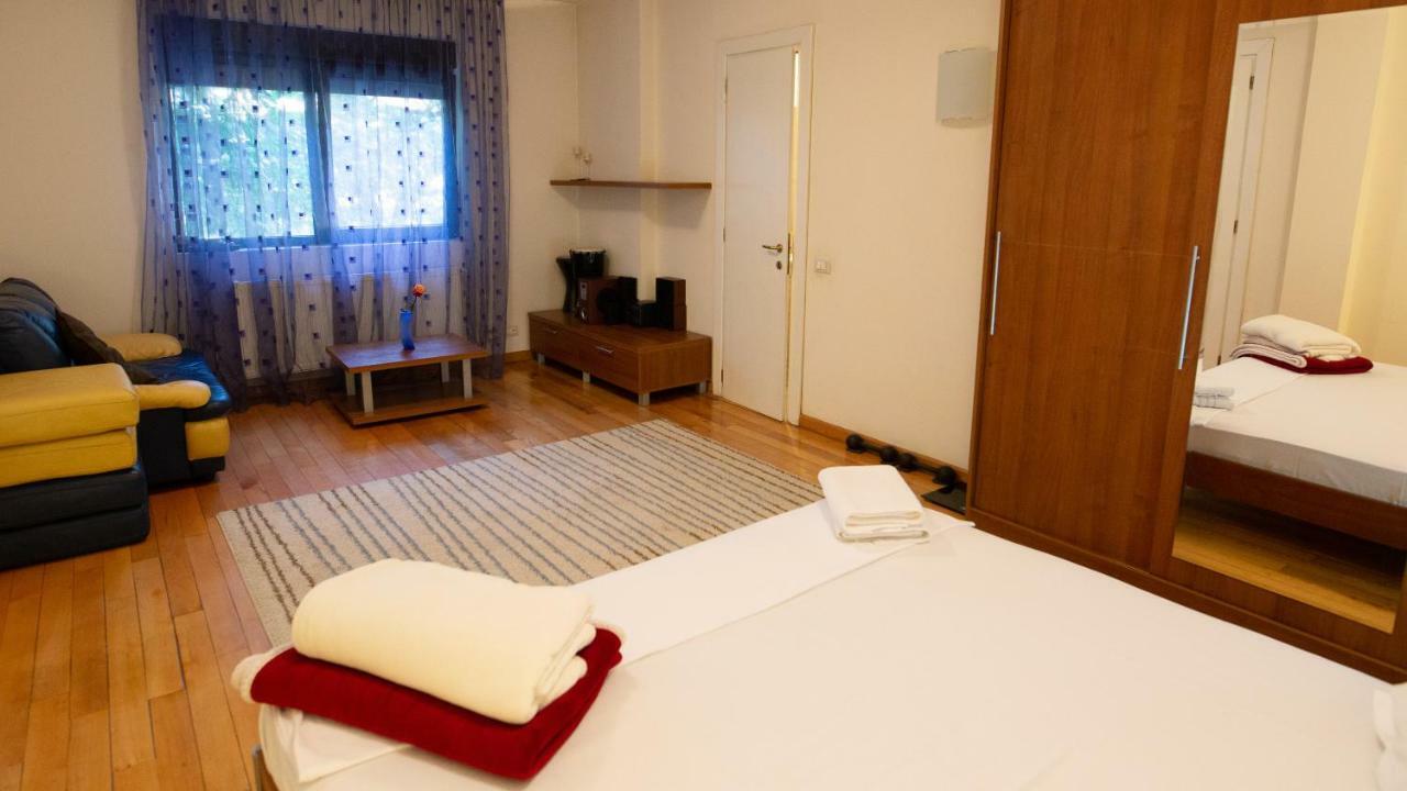 Nicole's Apartment Bucarest Esterno foto