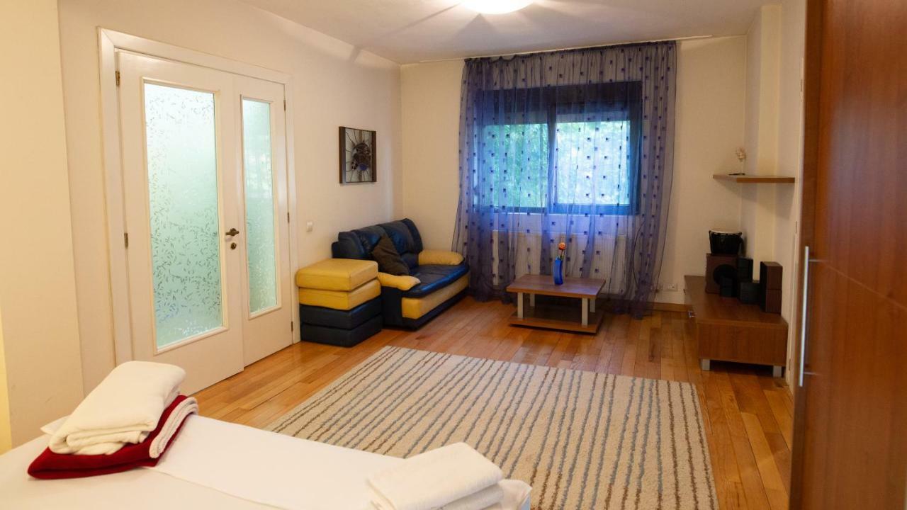 Nicole's Apartment Bucarest Esterno foto